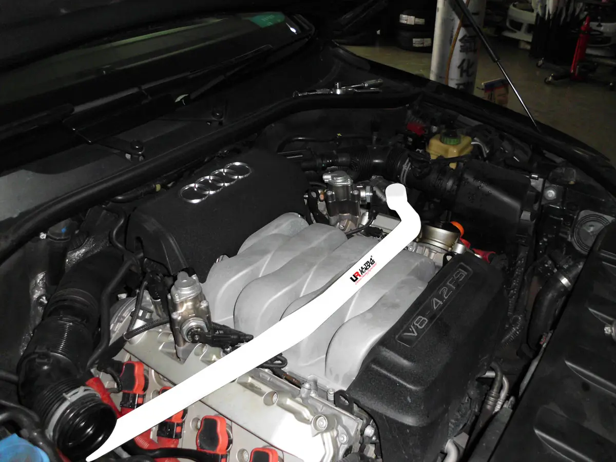 Audi Q7 4.2 08+ Ultraracing 2-Point Front Upper Strutbar 1
