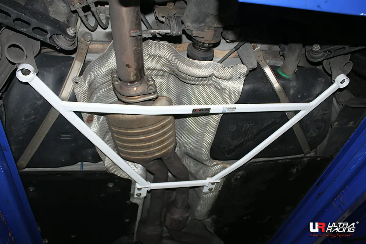 Bmw 1 04-11 E87 Ultraracing Rear Lower Brace 1