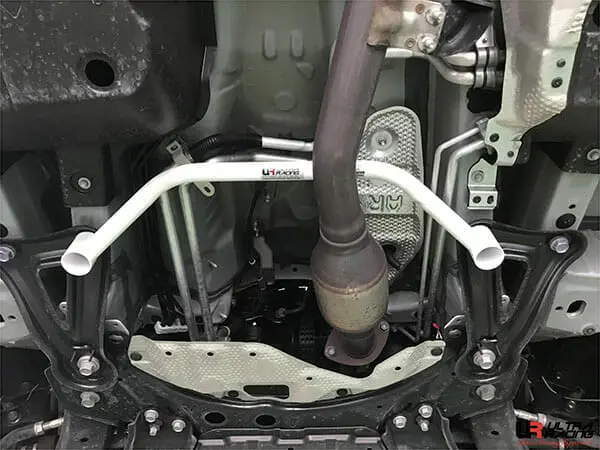 Toyota Alphard Ah30 Ultra Racing Mid Lower Brace 1