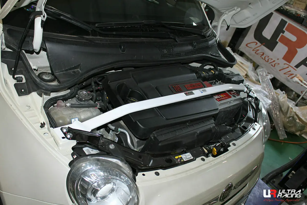 Fiat 500 07+ 09./1.4 Ultraracing 2Point Front Upper Strutbar 1