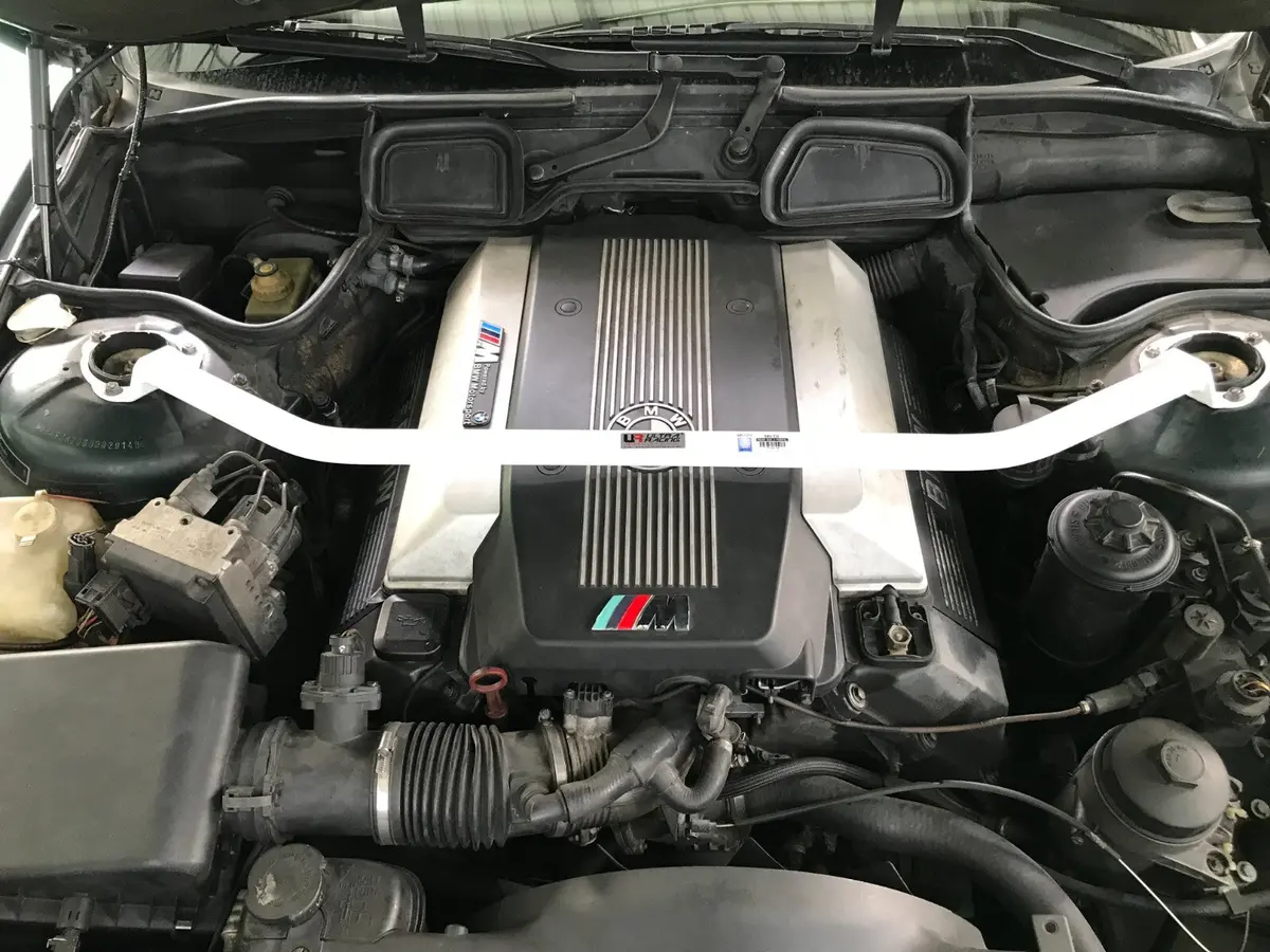 Bmw 7-Series E38 730/740 Ultraracing Front Upper Strutbar 1